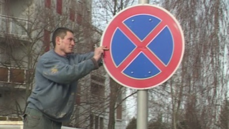 Brutális bírság a kaposvári Pipacs utcában egy illegális KRESZ-tábla miatt