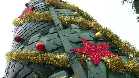 Gumiabroncsból készült az idei karácsonyfa