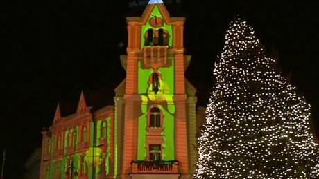 Karácsonyi fényekben úszott a Városháza