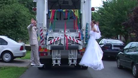 2009 - Kukásautóval az esküvőre
