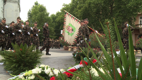 Zászlófelvonás és ünnepi műsor a Kossuth téren