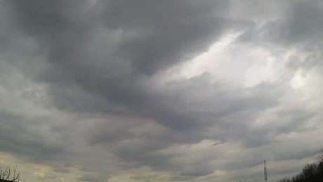 Videón a felhők támadása
