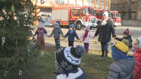 Óvódások díszítették fel a katasztrófavédők fenyőfáját