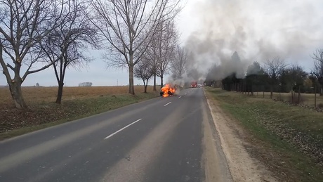 Pillanatok alatt a tűz martaléka lett az autó