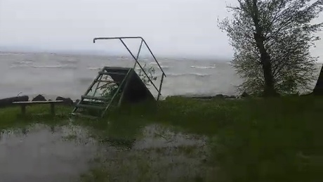 Kifújta a szél a Balaton vízét