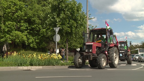 Traktorok köröztek a belvárosban