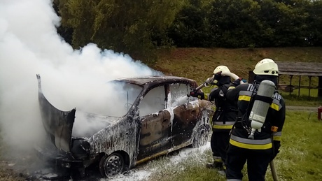 Lángoló autót oltottak a tűzoltók