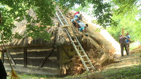 Iskolások renoválják a Szennai Skanzen épületeit