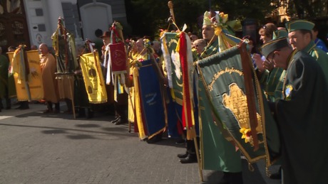 Felvonultak a mézlovagok a Kossuth téren