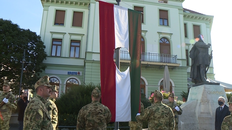 Felvonták a nemzeti színű lobogót a Kossuth téren