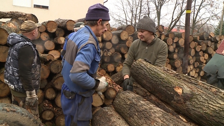 Somogyban is osztják már a szociális tűzifát