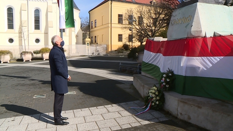 Koszorúzás a Kossuth szobornál